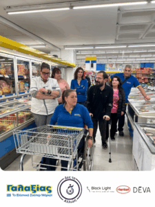 Εκπαιδευόμενη-σε-αμαξίδιο-με-καρότσι-που-εφάπτεται-στο-αμαξίδιο.