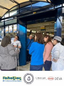 Χρυσέλλα-μαζί-με-εκπαιδευόμενους-στην-είσοδο-του-καταστήματος