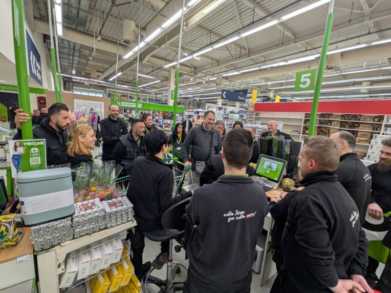 Όλοι οι εκπαιδευόμενοι μαζεμένοι στο ταμείο του Leroy κοιτάνε τον Γιάννη που χαμογελάει.